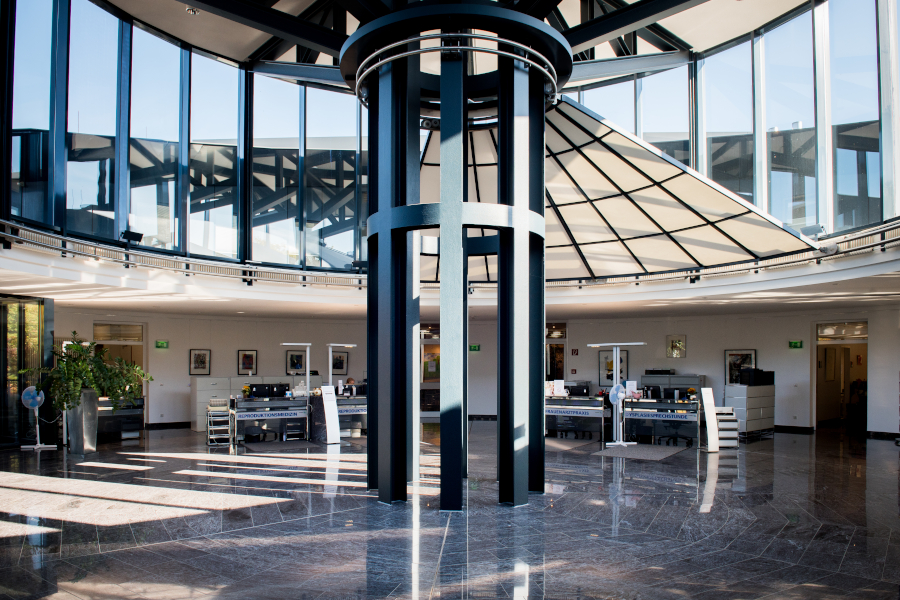 Helle Unternehmenslounge von Docmedicus IT mit modernen Ledersesseln und großen Fensterfronten