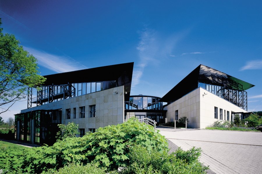 Helle Unternehmenslounge von Docmedicus IT mit modernen Ledersesseln und großen Fensterfronten