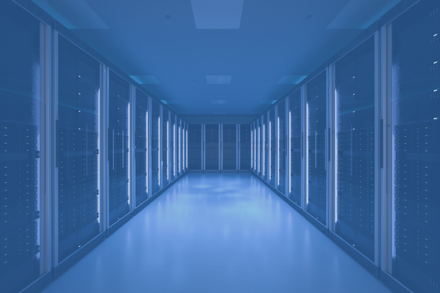 Moderner Serverraum mit IT-Infrastruktur und Hochleistungsservern von Docmedicus IT