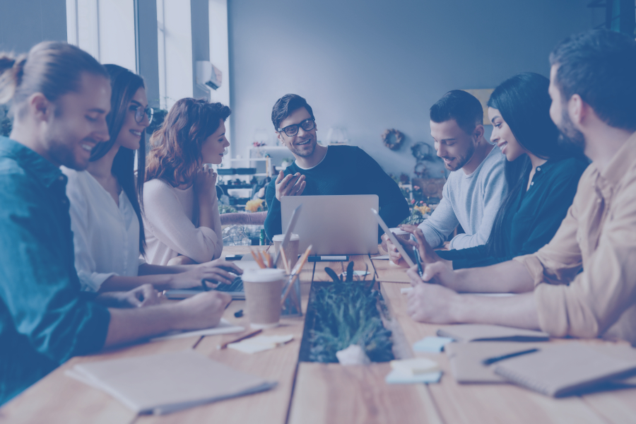 Team von Docmedicus IT und Marketing bei einem kreativen Meeting zur Planung digitaler Projekte