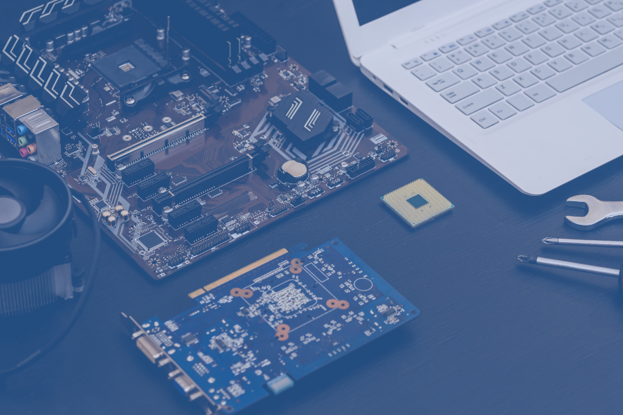 Laptop mit Werkzeugen und Computerbauteilen bei der IT-Hardware-Reparatur durch Docmedicus IT